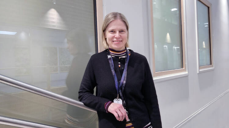Hoitotieteen professori Minna Stolt kuvattuna Satasairaalan S-rakennuksessa.